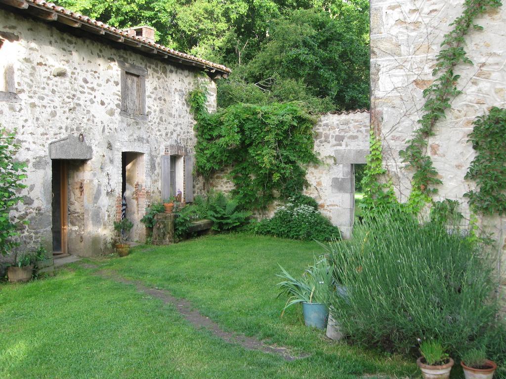 Berneuil  Le Domaine De Panissac Bed & Breakfast エクステリア 写真